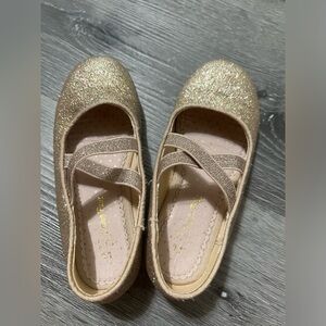 Gold sparkly shoe for girls size 11